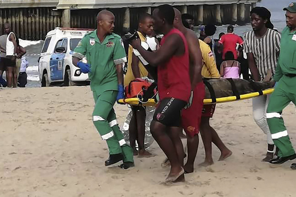 Monstruozni talas opustošio plažu u Durbanu: Troje poginulo, 17 ljudi završilo u bolnici sa ozbiljnim povredama