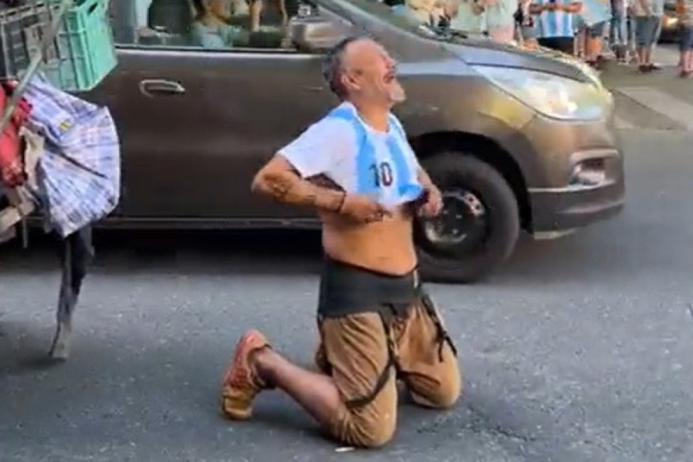 Beskućnik je dobio Mesijev dres, kleknuo i zaplakao! Njemu Argentina nije dala ništa, ali... Fudbal je to! (VIDEO)