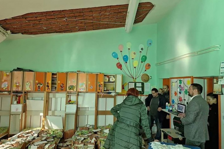 Nakon obrušavanja plafona u vrtiću u Inđiji oglasili se iz opštine: Naveli kakvo je stanje povređene dece