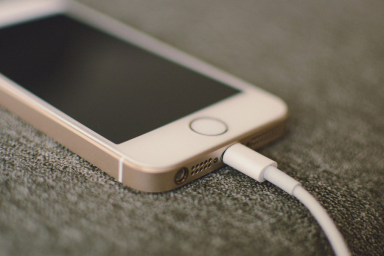 Stručnjaci otkrivaju razlog brzog pražnjenja baterije na telefonu i upozoravaju na štetne navike