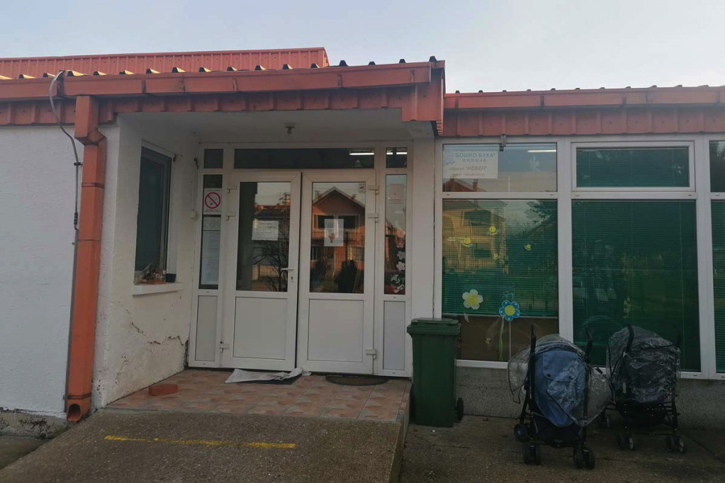 Detalji nesreće iz vrtića u Inđiji: Kada se plafon obrušio u jaslicama je bilo 16 mališana, dvoje je zadržano u bolnici! (FOTO/VIDEO)