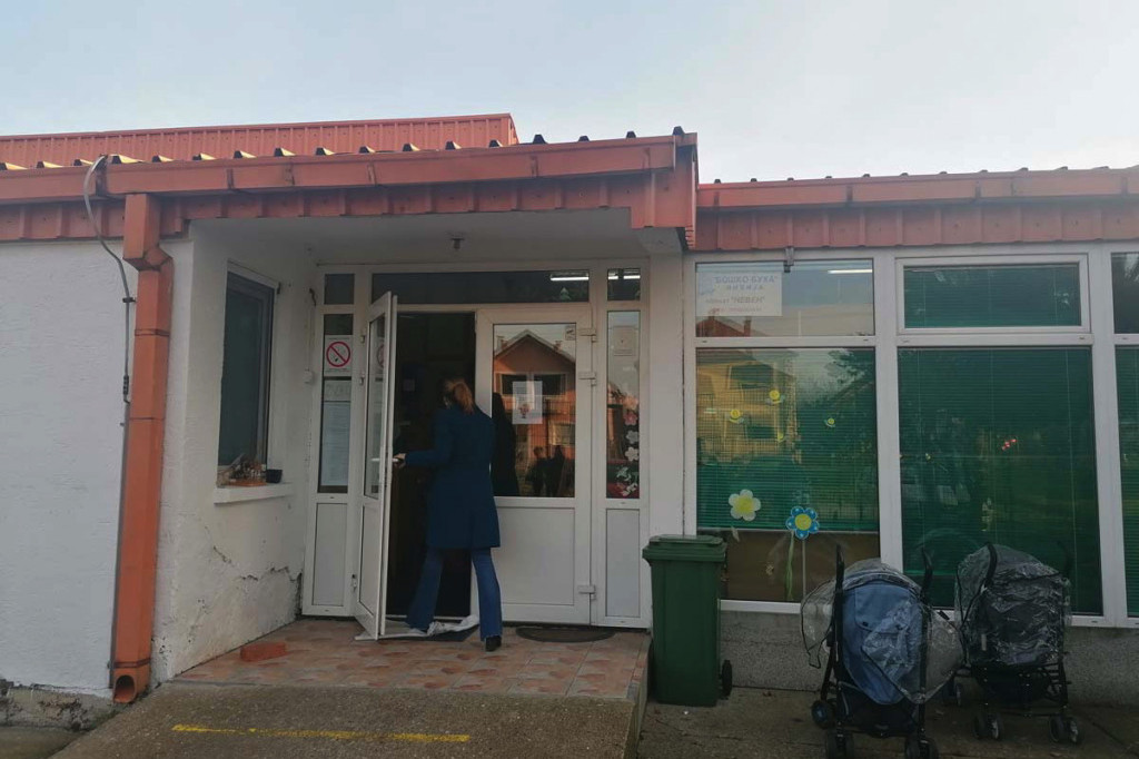 Mama povređenog dečaka u vrtiću u Inđiji: Deca su legla da spavaju kada se čulo pucketanje, svi su plakali