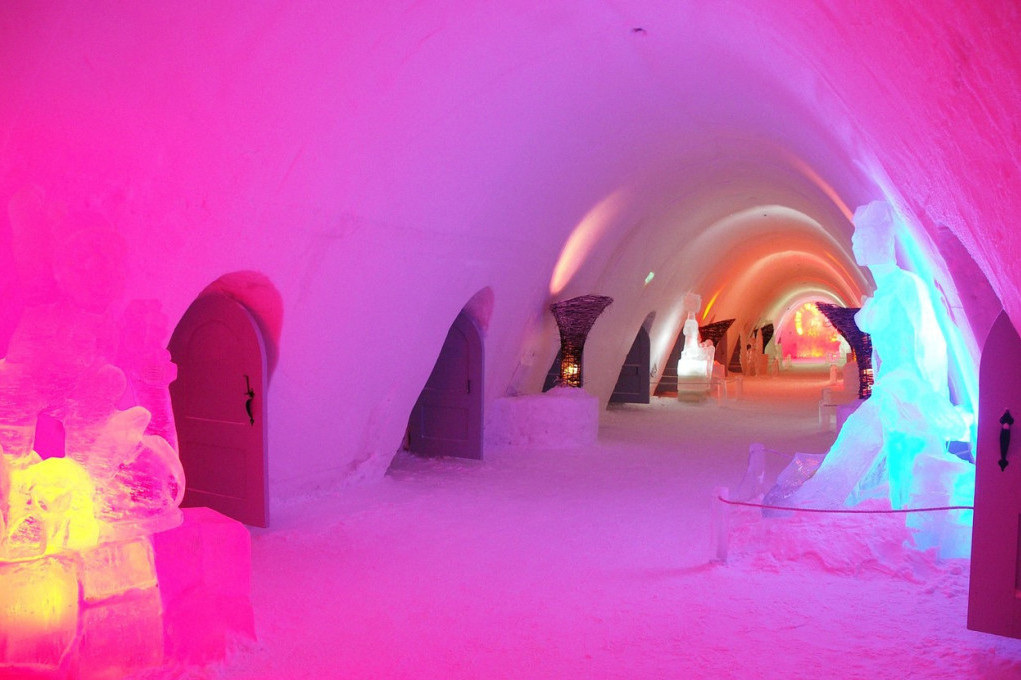 Svake godine gradi se od nule, a istopi za samo 3 meseca: Provedite noć na -5 u krevetu od leda u najvećem snežnom dvorcu na svetu