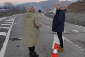 Sin i supruga Dejana Pantića ispred baze blizu Jarinja: Pokušali smo da vidimo ili čujemo oca, nisu nam dali (VIDEO)