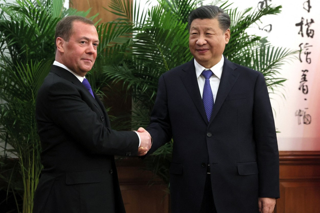Medvedev se sastao sa Sijem u Pekingu: Preneo mu Putinovu ličnu poruku (VIDEO)