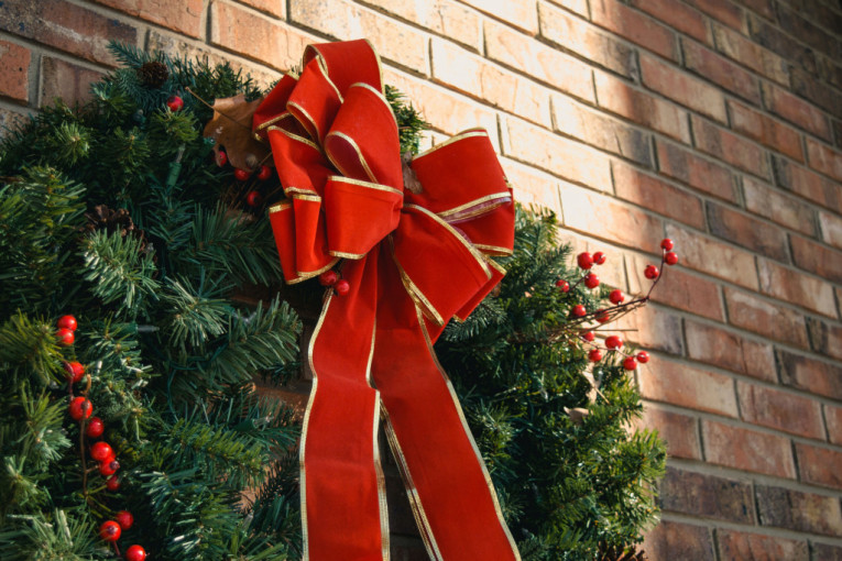 Predanje kaže da nas božikovina, od koje se prave praznični venčići za vrata, čuva od nesreće