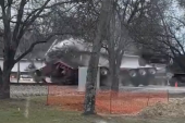 Voz se zakucao u prikolicu sa betonskim stubom i prepolovio je: Nekoliko vagona iskočilo iz šina (VIDEO/FOTO)