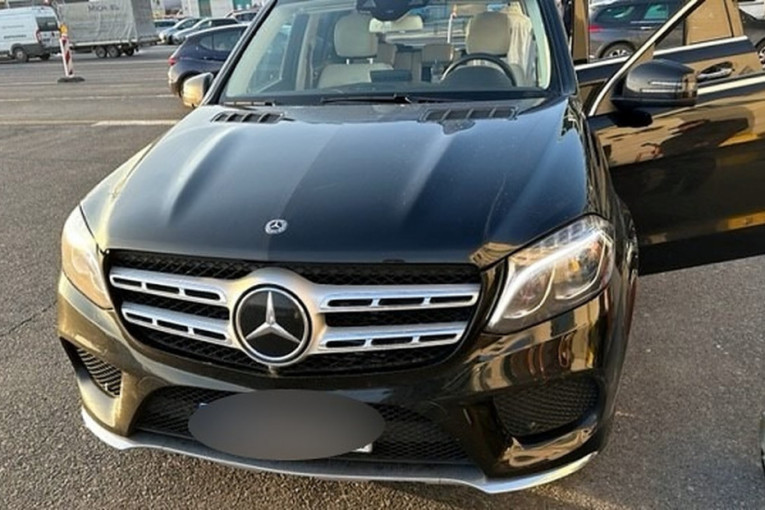 Carinici zaustavili opasnu mečku, a u torbi laptopa zatekli neočekivano (FOTO)