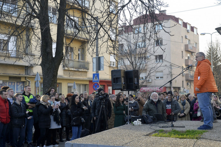 Održan protest prosvetara ispred Šeste beogradske gimnazije: Kolege podržale Jocu Ubicu (FOTO)