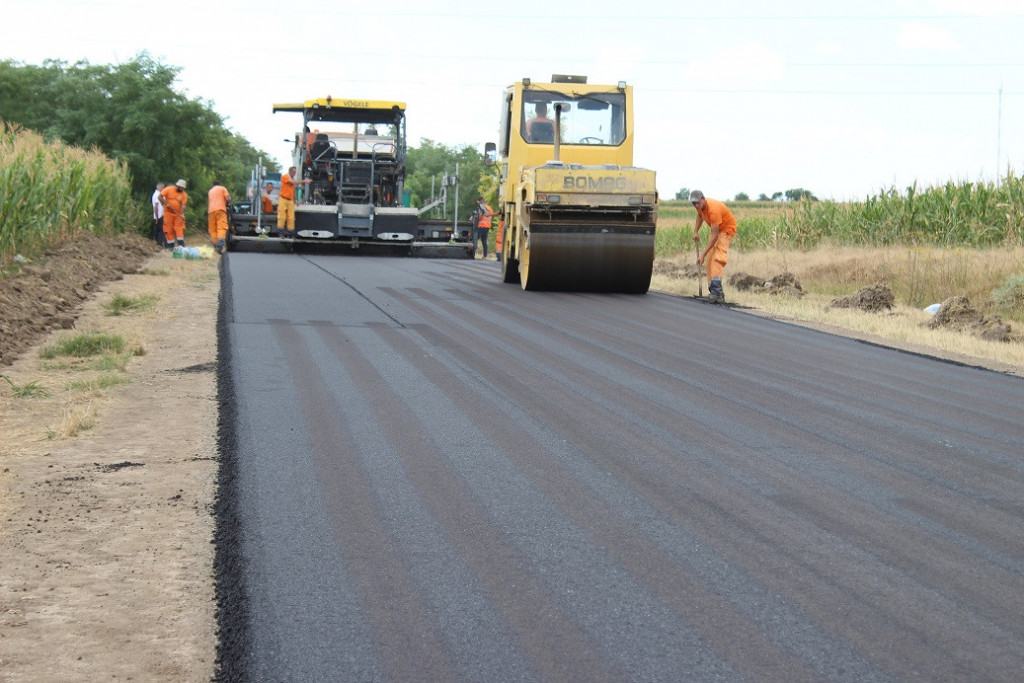 24SEDAM RUMA Asfaltiranje pristupnog puta Malim Radincima