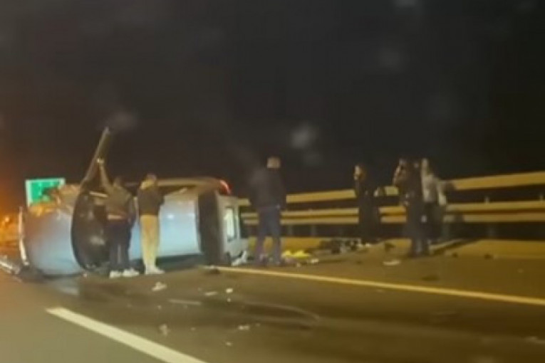 Saobraćajka kod Bubanj potoka! Od siline udarca automobil se prevrnuo na bok, ima povređenih (VIDEO)
