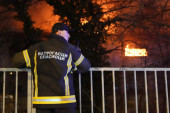 Požar na Novom Beogradu: Gori zgrada - "Počelo je da varniči, svi smo istrčali iz stanova"