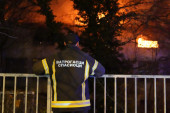 Požar u Mirijevu: Vatra buknula na sedmom spratu zgrade, muškarac (64) zadobio opekotine, majke sa decom se nagutale dima!