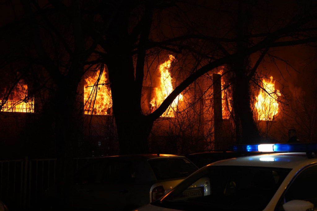Požar u višespratnici u Pirotu: Vatrogasci na terenu, stanari bežali zbog nesnosnog dima