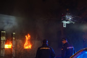 Požar na Vračaru: Vatra buknula u stanu, povređena žena prevezena u Urgentni centar