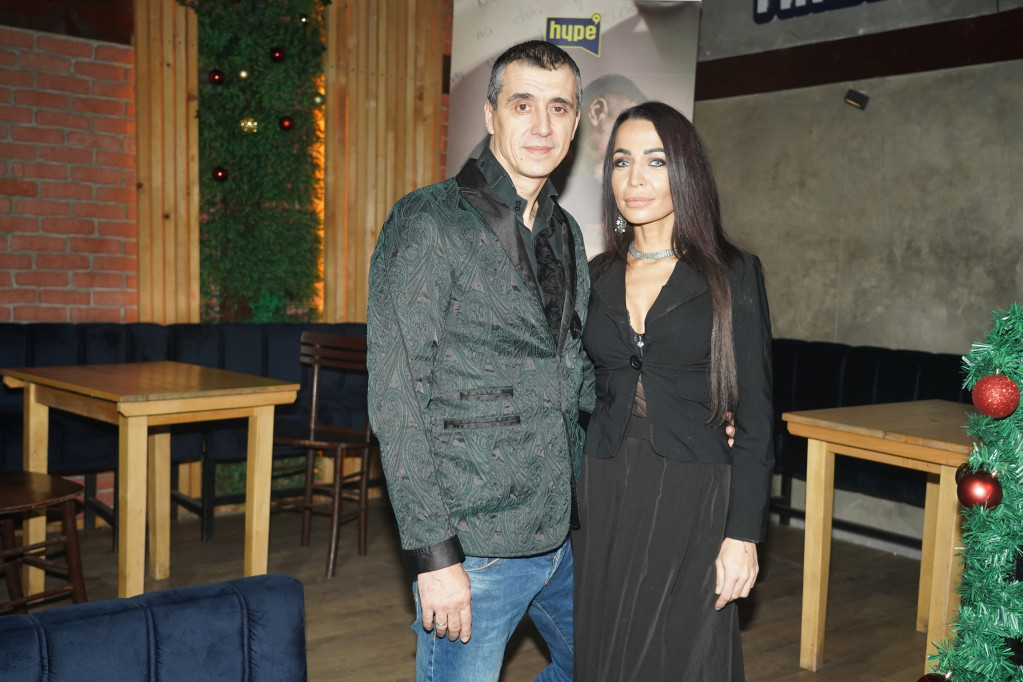 Marija i Marko Bulat prvi put zajedno u javnosti posle skandala! Ruku pod ruku stigli u kafanu (FOTO)