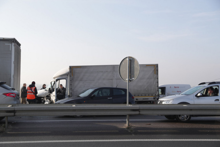 Vozači, oprez! Zbog više sudara nastao haos na auto-putu Beograd - Novi Sad!