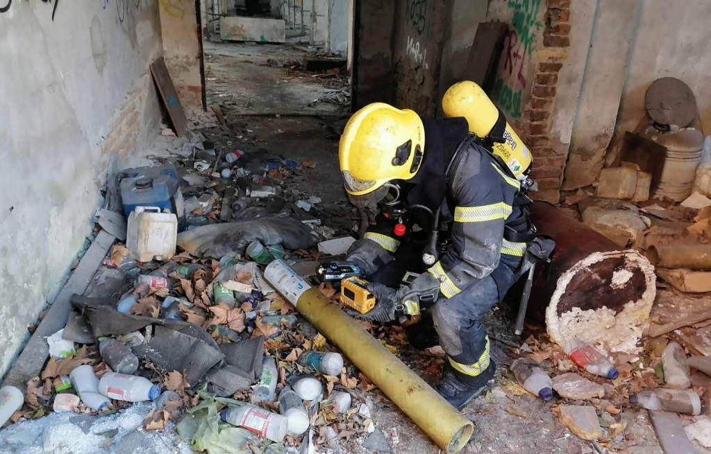 Fabrika "Sutjeska" i dalje tinja: U toku dogašivanje požara, stanari se žale na neprijatna isparenja hemikalija!