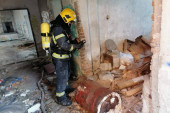 Fabrika "Sutjeska" i dalje tinja: U toku dogašivanje požara, stanari se žale na neprijatna isparenja hemikalija!