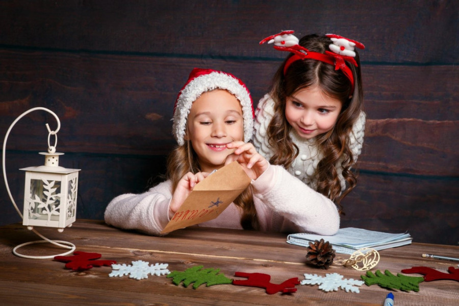 Najsmešnija pisma Deda Mrazu: Kako postati lepši od drugarice i dobiti prase za Božić?