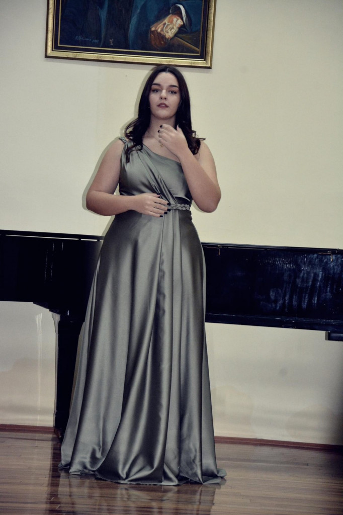 Anđelin san je da postane pevačica, ali ne ona sa estrade: Peva etno, narodnu i pop, ali karijeru bi da gradi u skroz drugoj priči!