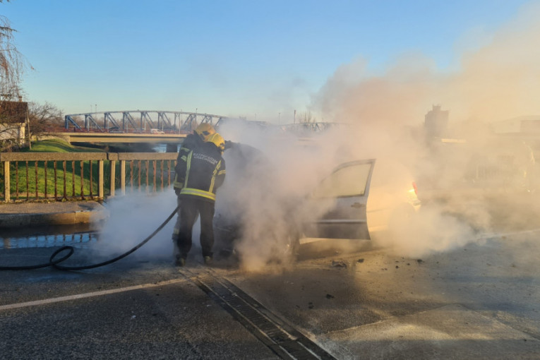 Polo se za nekoliko minuta pretvorio u buktinju: Zapalio se automobil u Čačku, vatrogasci lokalizuju vatru (FOTO)