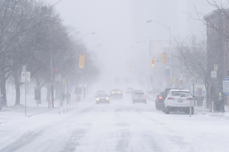 Zimske oluje paralisale Kanadu: Otkazani mnogobrojni letovi, više od milion ljudi bez struje, zatvorene škole! (FOTO)