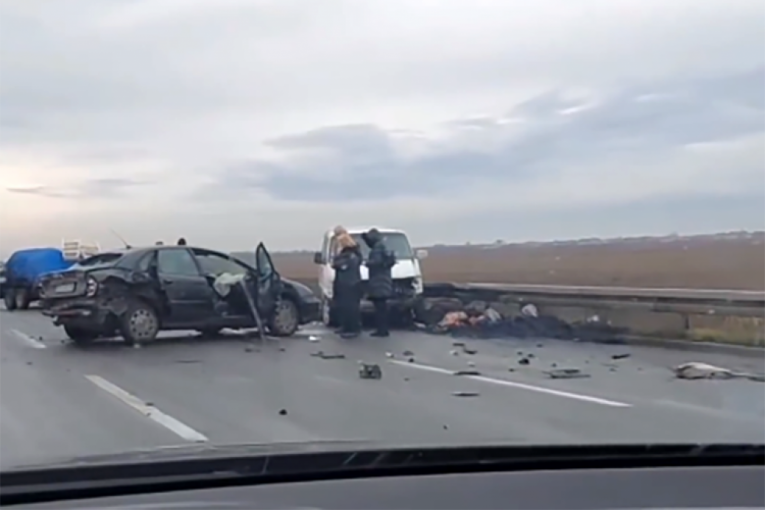 Saobraćajna nesreća u Borči: Sudarili se automobil i kombi, otkinuta prikolica stoji nasred puta (VIDEO)