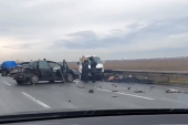 Saobraćajna nesreća u Borči: Sudarili se automobil i kombi, otkinuta prikolica stoji nasred puta (VIDEO)