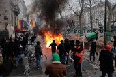 Haos na ulicama Pariza: Sukobi na protestu kurdske zajednice, policija bacila suzavac, demonstranti prevrtali automobile (FOTO/VIDEO)