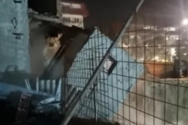 Stravičan snimak urušavanja zgrade u Beogradu: Kuća pukla na pola, a deo završio u rupi! (UZNEMIRUJUĆI SNIMAK)