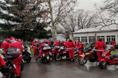 Vozili smo se sa Deda Mrazovima na motorima: Pogledajte kako je biti u koloni koja je nosila paketiće deci iz Sremčice (VIDEO)