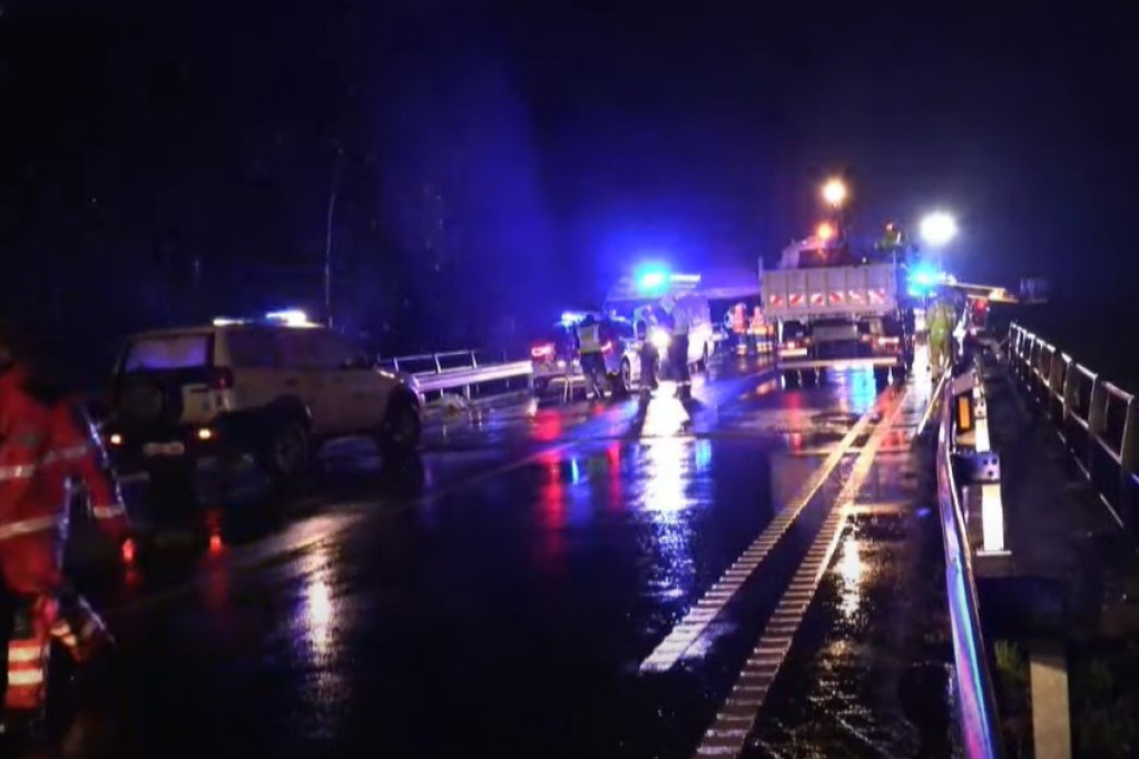 Autobus pao sa mosta u reku u Španiji: Izvučena tri tela, strahuje se da će broj žrtava biti veći (VIDEO)