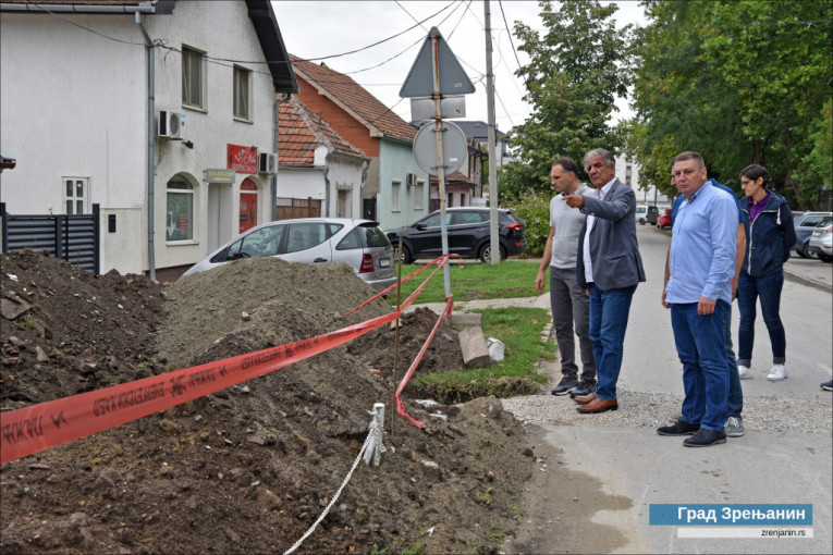24SEDAM ZRENJANIN Gradonačelnik obišao radove na rekonstrukciji vrelovodne mreže u naselju “Ruža Šulman”