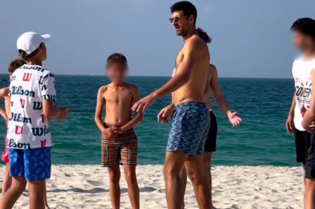 Novak ulepšao dan deci na plaži: Kada šampion uživa u fudbalu na pesku, svi su oduševljeni (VIDEO)
