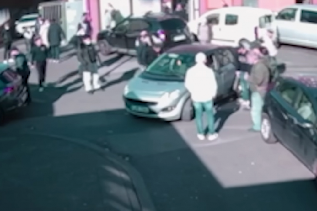 Nemački mediji objavili zastrašujući snimak linčovanja državljanina Srbije: Rulja ga šutirala do smrti! (VIDEO)
