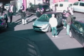 Nemački mediji objavili zastrašujući snimak linčovanja državljanina Srbije: Rulja ga šutirala do smrti! (VIDEO)