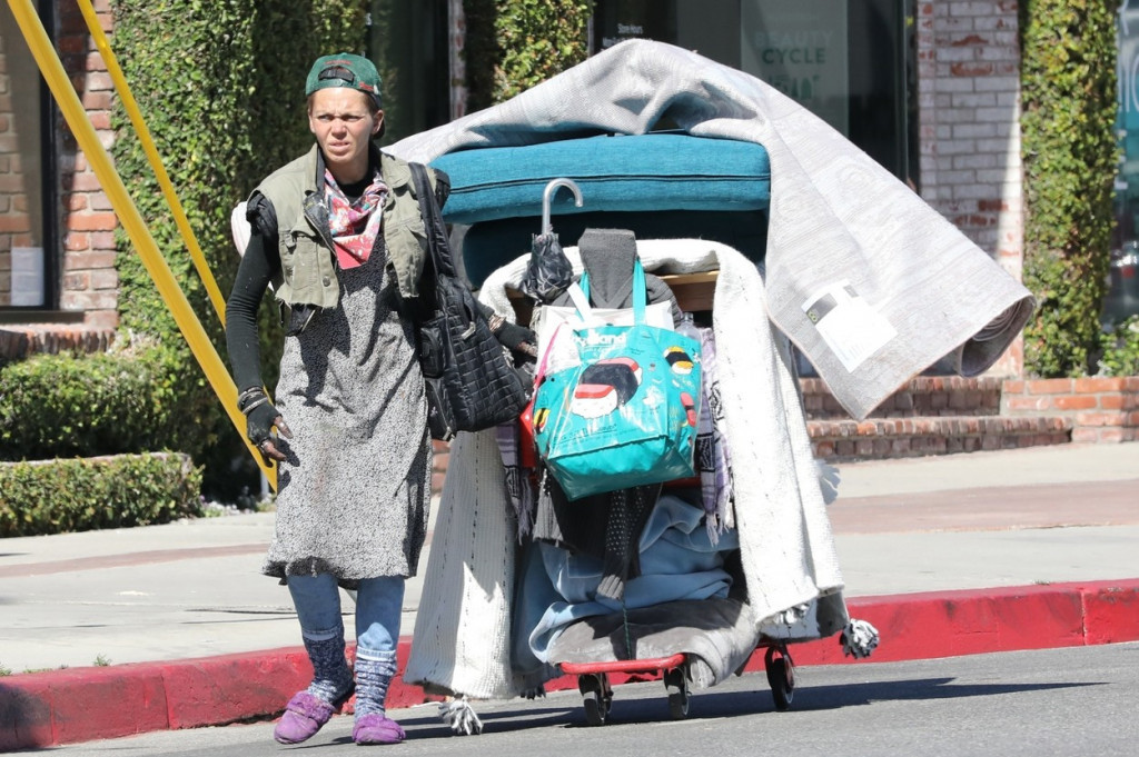 Nekad slavni model i glumica, a danas beskućnica: Ovako je Loni Vilson dospela do prosjačkog štapa za samo nekoliko godina