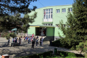 Novi slučaj vršnjačkog nasilja u Loznici: Učenik pretukao mlađeg dečaka i njegovu majku u dvorištu škole -"Nosi bejzbol palicu u rancu"