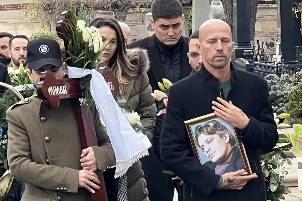 Tužna povorka ispraća Laću na večni počinak: Brat Marije Šerifović nosi krst (FOTO/VIDEO)