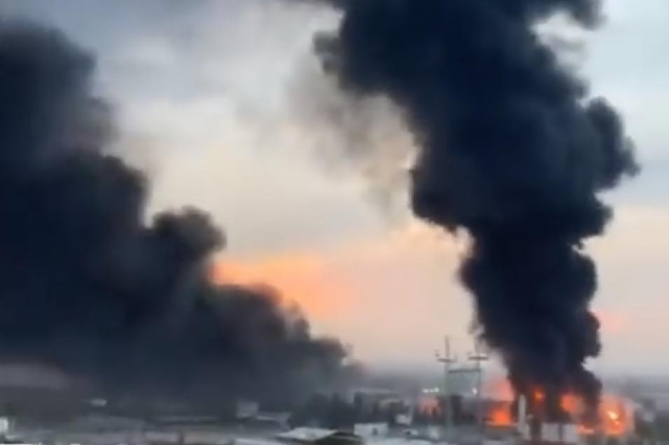 Gori rafinerija nafte u Iraku: Vatrogasci ne uspevaju da obuzdaju vatru, strahuje se da će se proširiti na ostala postrojenja! (VIDEO)