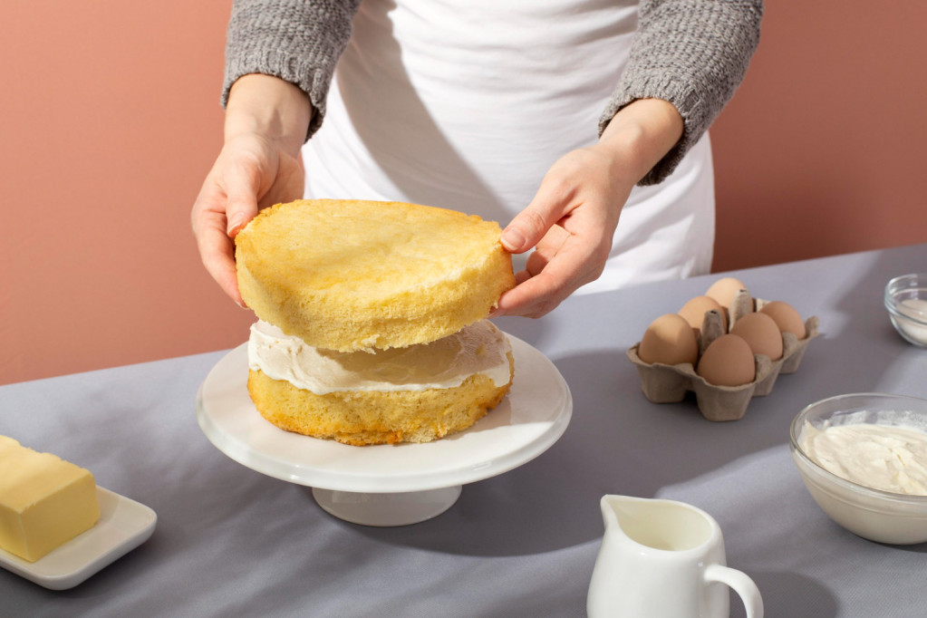 Kako da vam kora za tortu ne splasne ili se ne osuši: Na kojoj temperaturi se peku i još neke cake iskusnih domaćica