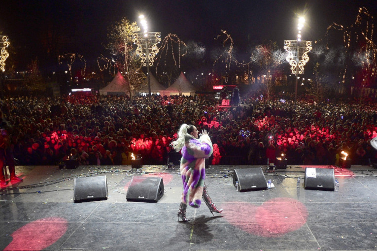 Kako se Nova godina nekada slavila: Karirani stolnjak, muzika na uvce, a u Nišu bez ijednog benda na trgu 100.000 ljudi