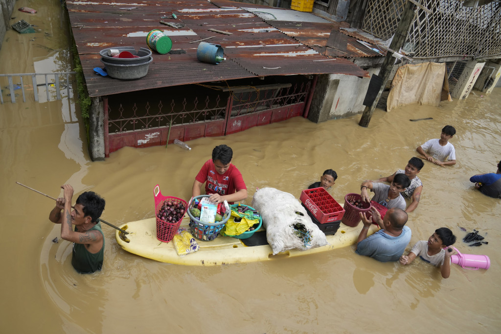 Obilne kiše napravile pakao na Filipinima: Poginulo 25 osoba, za 26 se traga (FOTO)