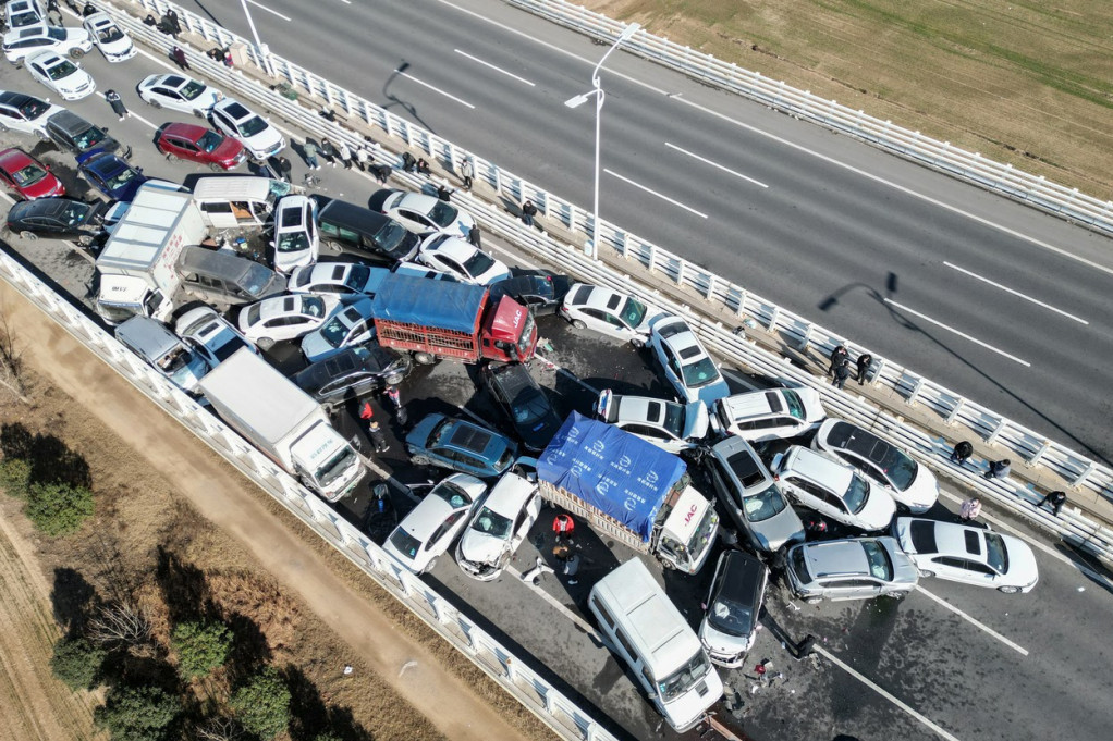 Ogroman lančani udes u Kini: Sudarilo se 49 vozila, a poginulo najmanje 16 ljudi!