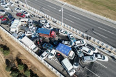 Automobili zdrobljeni u lančanom sudaru 200 vozila u Kini, povređeni zarobljeni: Ovo je strašno, ne možemo da siđemo s mosta (VIDEO)