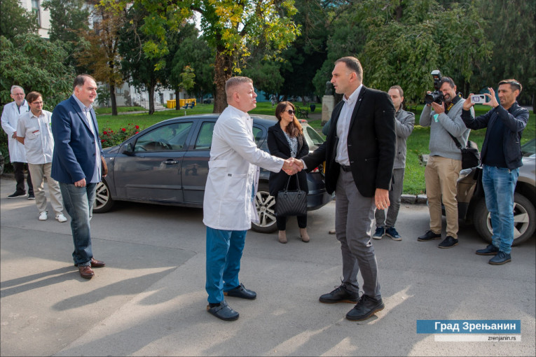 24SEDAM ZRENJANIN Gradonačelnik posetio Opštu bolnicu “Dr Đorđe Joanović” i uručio aparat za inseminaciju