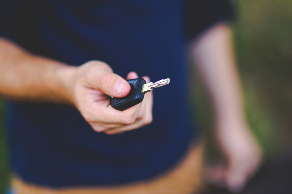 Da li ste primetili da neki vozači ključ od automobila drže umotan u foliju i znate li zašto to rade?