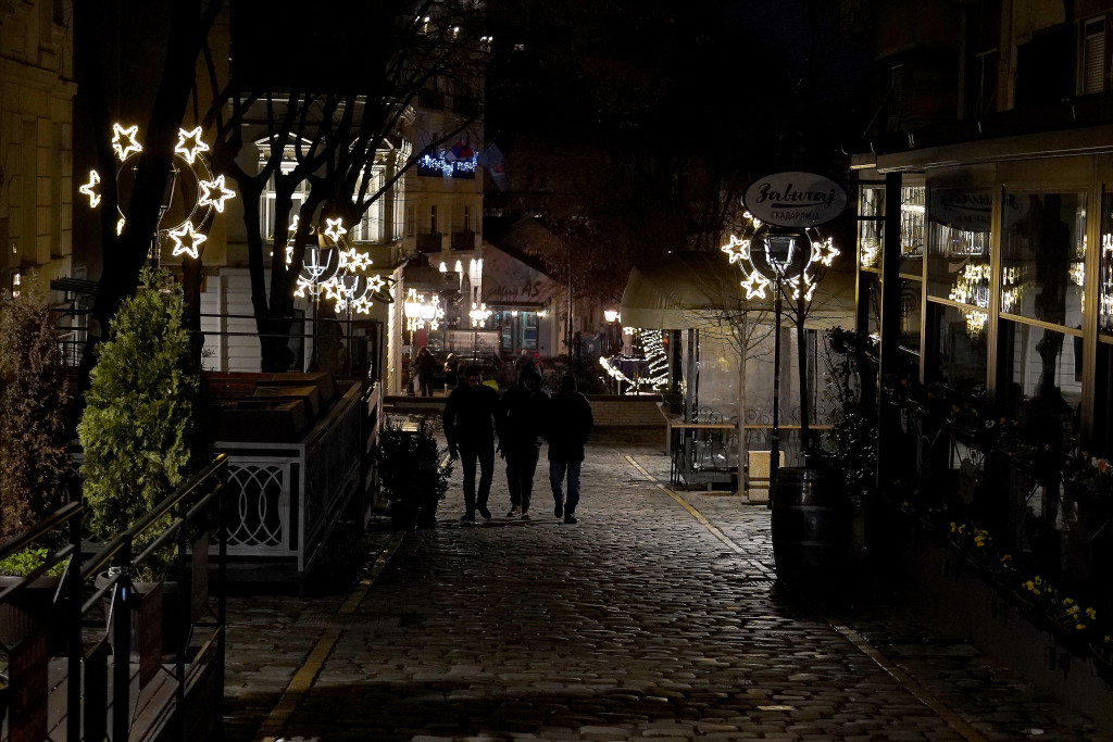 Kako se Nova godina nekada slavila: Karirani stolnjak, muzika na uvce, a u Nišu bez ijednog benda na trgu 100.000 ljudi