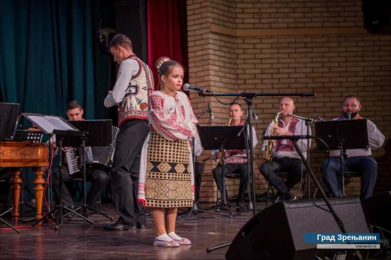 24SEDAM ZRENJANIN Zrenjanin prvi put bio domaćin Festivala rumunskog folklora dece Vojvodine